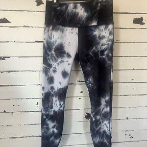 Harmony and Balance Women’s size Medium Tie-Dye Black & White Leggings